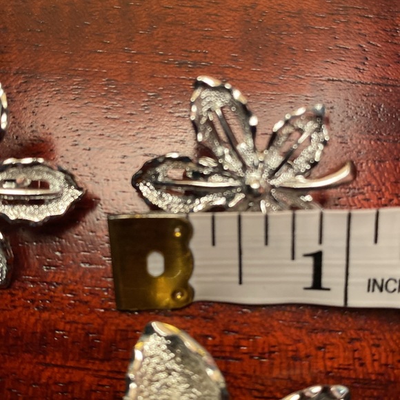 Vintage Sarah Coventry Silvertone Leaf Brooch and Clip Earring Set Like New - Picture 9 of 9